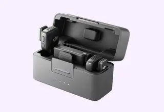 Kit DJI Mic Mini com dois transmissores e um receptor dentro da case de carregamento, indicado para gravar depoimentos em vídeo com mobilidade e áudio profissional.