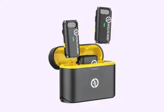 Kit de microfone sem fio Hollyland Lark M1 com dois transmissores e case de carregamento aberta, ideal para gravar depoimentos em vídeo com mobilidade e áudio claro.